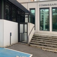 SAFtech . Elévateur PMR NIV-XOE . Commissariat de Meudon . niveau bas